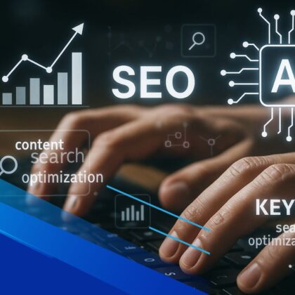 Mani al computer con overlay grafici SEO e icone AI futuristiche